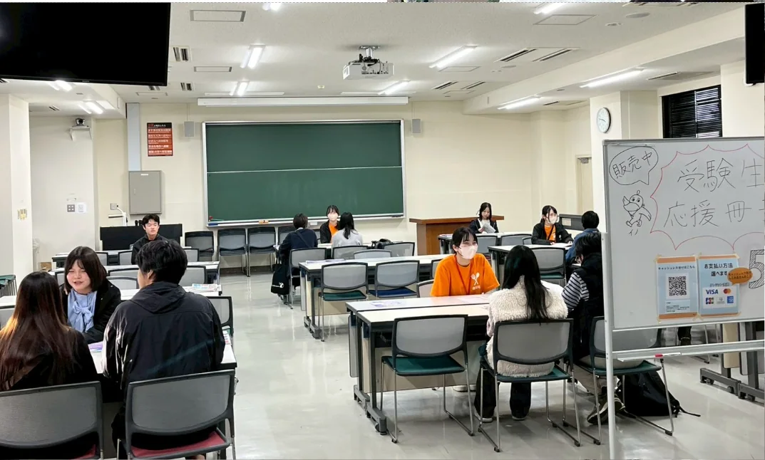 キャンパス内で案内を受ける学生
